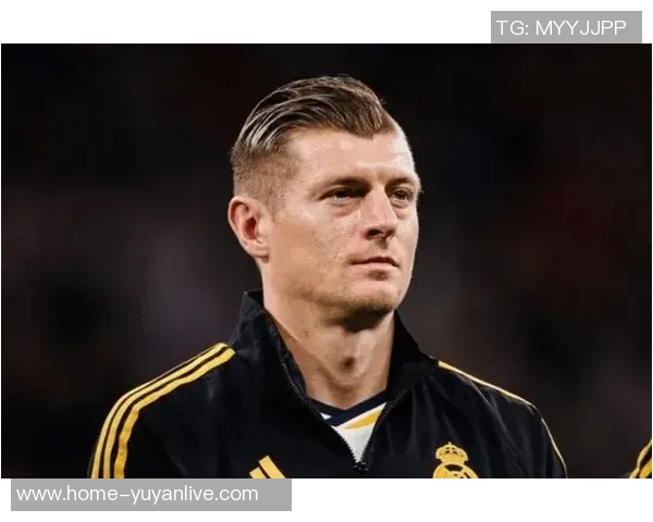 克罗斯:从中场指挥官到足球传奇的辉煌历程与成就解析 克罗斯:从中场指挥官到足球传奇的辉煌历程与成就解析